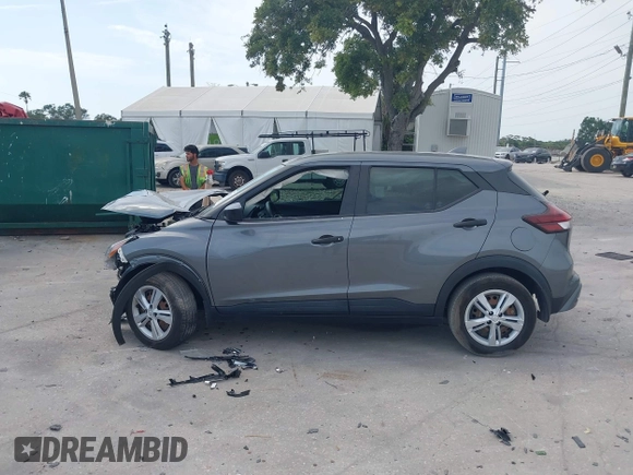 2022 Nissan Kicks S z VIN 3N1CP5BV3NL517739, wystawiony jako IAAI lot #42181025 z przebiegiem 26 087 mil mil oraz . Historia ofert i sprzedaży dostępna na DreamBid. Obrazek 14.