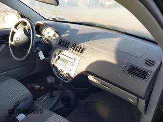 2007 Ford Focus S z VIN 1FAHP34N07W360761, wystawiony jako IAAI lot #40754946 z przebiegiem 121 371 mil mil oraz . Historia ofert i sprzedaży dostępna na DreamBid. Obrazek 5.