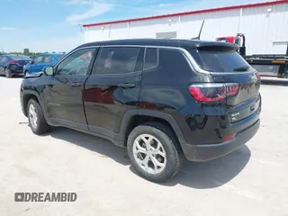 2024 Jeep Compass Sport z VIN 3C4NJDAN5RT105556, wystawiony jako IAAI lot #42335647 z przebiegiem 14 747 mil mil oraz . Historia ofert i sprzedaży dostępna na DreamBid. Obrazek 3.