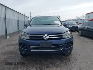 2013 Volkswagen Touareg Lux z VIN WVGEF9BP0DD000495, wystawiony jako IAAI lot #41711365 z przebiegiem 116 223 mil mil oraz . Historia ofert i sprzedaży dostępna na DreamBid. Obrazek 12.