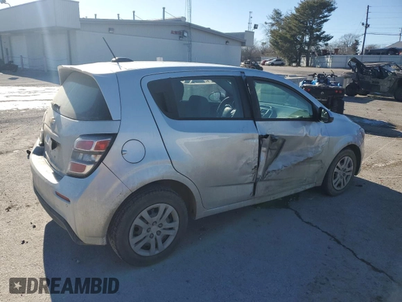 2020 Chevrolet Sonic LT z VIN 1G1JG6SB2L4115299, wystawiony jako Copart lot #41826735 z przebiegiem 120 280 mil mil oraz Szkoda całkowita • Salvage title. Historia ofert i sprzedaży dostępna na DreamBid. Obrazek 3.