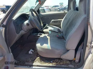 2001 Toyota Tacoma z VIN 5TENL42N41Z873927, wystawiony jako IAAI lot #42235055 z przebiegiem 272 178 mil mil oraz . Historia ofert i sprzedaży dostępna na DreamBid. Obrazek 5.