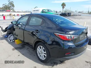 2016 Scion iA z VIN 3MYDLBZVXGY136298, wystawiony jako IAAI lot #42014712 z przebiegiem 124 038 mil mil oraz . Historia ofert i sprzedaży dostępna na DreamBid. Obrazek 3.