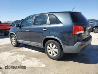 2012 Kia Sorento LX z VIN 5XYKT3A12CG241520, wystawiony jako Copart lot #49738575 z przebiegiem 110 486 mil mil oraz Czysty tytuł • Clean title. Historia ofert i sprzedaży dostępna na DreamBid. Obrazek 2.