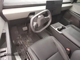2024 Tesla Cybertruck Cyberbeast z VIN 7G2CEHEE4RA032024, wystawiony jako Copart lot #79507994 z przebiegiem 7882 mil mil oraz Tytuł czysty. Historia ofert i sprzedaży dostępna na DreamBid. Obrazek 8.