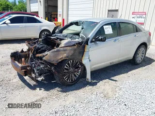 2012 Chrysler 200 Limited z VIN 1C3CCBCB2CN292985, wystawiony jako IAAI lot #42297701 z przebiegiem Nie podano mil oraz . Historia ofert i sprzedaży dostępna na DreamBid. Obrazek 2.