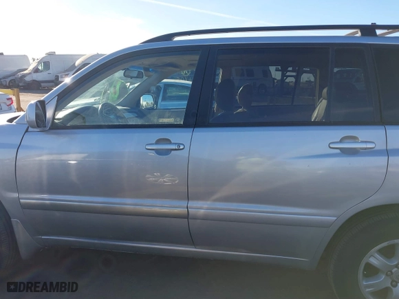 2002 Toyota Highlander with VIN JTEGF21A020069687, listed as a IAAI auction lot 38327598 with 178,401 mi miles. Bid and sale history available at carsss.com. Image 15.