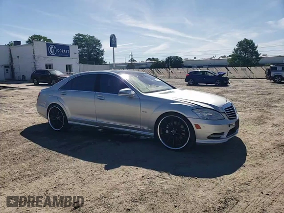 2012 Mercedes-Benz S 550 z VIN WDDNG9EB8CA446904, wystawiony jako Copart lot #57707575 z przebiegiem 146 185 mil mil oraz Szkoda całkowita • Salvage title. Historia ofert i sprzedaży dostępna na DreamBid. Obrazek 13.