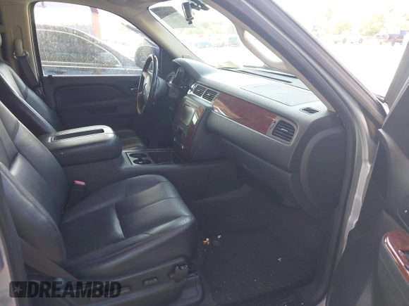 2013 Chevrolet Tahoe LT z VIN 1GNSCBE04DR238222, wystawiony jako IAAI lot #42228643 z przebiegiem 214 525 mil mil oraz . Historia ofert i sprzedaży dostępna na DreamBid. Obrazek 5.