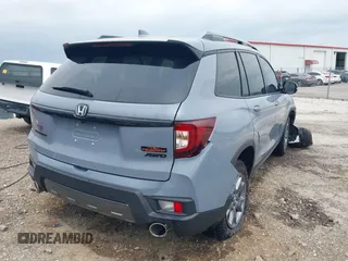 2025 Honda Passport TrailSport z VIN 5FNYF8H69SB012063, wystawiony jako IAAI lot #42060797 z przebiegiem 6078 mil mil oraz . Historia ofert i sprzedaży dostępna na DreamBid. Obrazek 4.