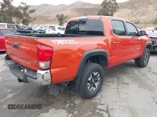 2017 Toyota Tacoma SR5 z VIN 3TMAZ5CN7HM050496, wystawiony jako IAAI lot #40958166 z przebiegiem 104 950 mil mil oraz . Historia ofert i sprzedaży dostępna na DreamBid. Obrazek 4.