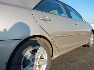 2005 Toyota Camry STD z VIN 4T1BE32KX5U015451, wystawiony jako IAAI lot #41426370 z przebiegiem 255 358 mil mil oraz . Historia ofert i sprzedaży dostępna na DreamBid. Obrazek 6.