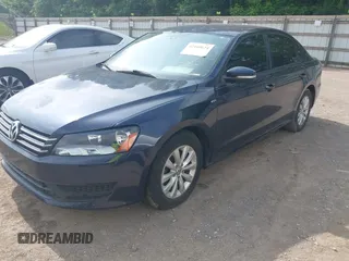 2015 Volkswagen Passat Limited Edition Edition z VIN 1VWAT7A3XFC040684, wystawiony jako IAAI lot #42160624 z przebiegiem 142 239 mil mil oraz . Historia ofert i sprzedaży dostępna na DreamBid. Obrazek 2.