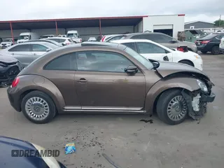 2013 Volkswagen Beetle 2.5L z VIN 3VWHX7AT0DM685648, wystawiony jako IAAI lot #42648849 z przebiegiem 118 187 mil mil oraz . Historia ofert i sprzedaży dostępna na DreamBid. Obrazek 14.