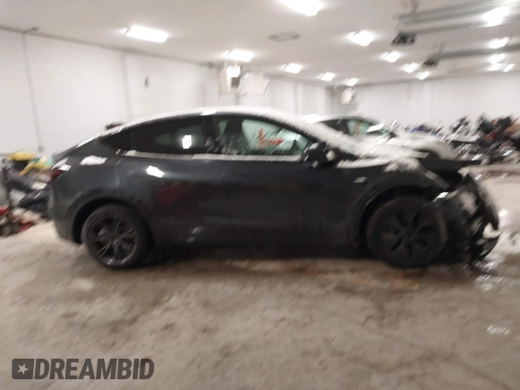 2025 Tesla Model Y Long Range z VIN 7SAYGDED3SF269554, wystawiony jako IAAI lot #41363465 z przebiegiem 883 mil mil oraz . Historia ofert i sprzedaży dostępna na DreamBid. Obrazek 13.