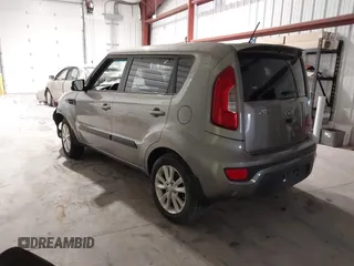 2013 Kia Soul + z VIN KNDJT2A69D7625620, wystawiony jako IAAI lot #41370053 z przebiegiem 70 662 mil mil oraz . Historia ofert i sprzedaży dostępna na DreamBid. Obrazek 3.