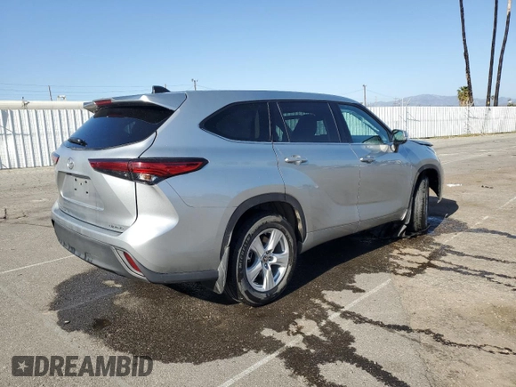 2022 Toyota Highlander LE with VIN 5TDBZRBH2NS183959, listed as a Copart auction lot 49261773 with 38,555 mi miles and . Bid and sale history available at DreamBid. Image 3.