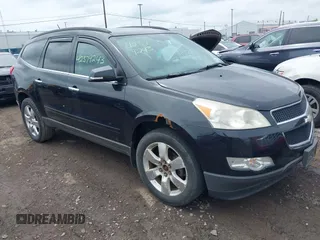 2011 Chevrolet Traverse 1LT z VIN 1GNKRGED0BJ227485, wystawiony jako IAAI lot #42379243 z przebiegiem 142 171 mil mil oraz . Historia ofert i sprzedaży dostępna na DreamBid. Obrazek 1.
