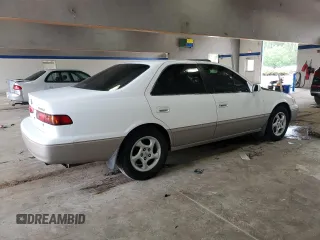 1998 Toyota Camry LE z VIN 4T1BF22K1WU048928, wystawiony jako Copart lot #57654365 z przebiegiem 132 087 mil mil oraz Czysty tytuł • Clean title. Historia ofert i sprzedaży dostępna na DreamBid. Obrazek 3.