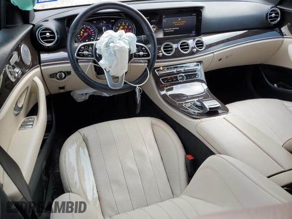 2019 Mercedes-Benz E 300 z VIN WDDZF4JB4KA518483, wystawiony jako Copart lot #50398385 z przebiegiem 59 390 mil mil oraz Szkoda całkowita • Salvage title. Historia ofert i sprzedaży dostępna na DreamBid. Obrazek 8.