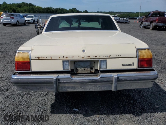 1985 Oldsmobile Delta Royale z VIN 1G3BN69Y8FY384593, wystawiony jako Copart lot #62885694 z przebiegiem Nie podano mil oraz Szkody całkowita. Historia ofert i sprzedaży dostępna na DreamBid. Obrazek 6.