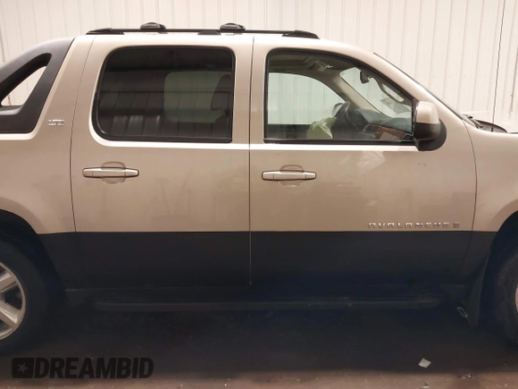 2007 Chevrolet Avalanche LTZ z VIN 3GNFK12367G139144, wystawiony jako IAAI lot #42148086 z przebiegiem 159 007 mil mil oraz . Historia ofert i sprzedaży dostępna na DreamBid. Obrazek 14.
