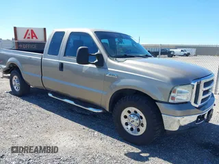 2005 Ford F-250 XL z VIN 1FTSX20565EC51367, wystawiony jako IAAI lot #41723481 z przebiegiem 168 889 mil mil oraz . Historia ofert i sprzedaży dostępna na DreamBid. Obrazek 1.