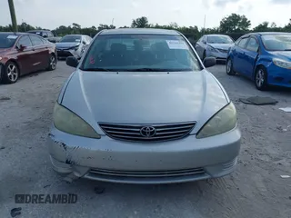 2005 Toyota Camry STD z VIN 4T1BE32K95U381773, wystawiony jako IAAI lot #42221291 z przebiegiem 93 224 mil mil oraz . Historia ofert i sprzedaży dostępna na DreamBid. Obrazek 12.