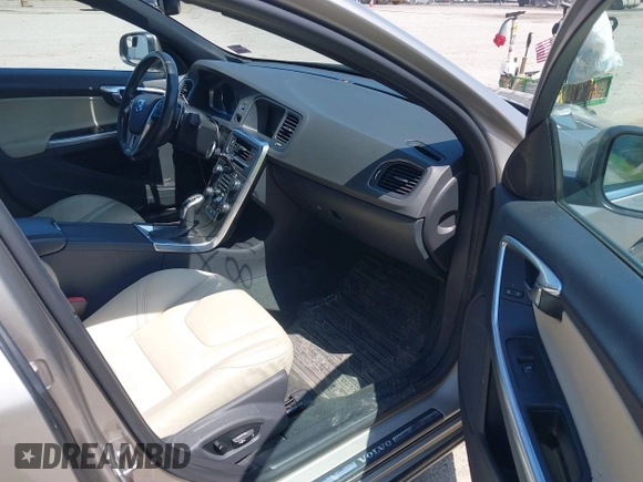 2015 Volvo S60 T5 Drive-E Premier z VIN YV126MFB8F2302747, wystawiony jako IAAI lot #42247878 z przebiegiem 95 591 mil mil oraz . Historia ofert i sprzedaży dostępna na DreamBid. Obrazek 5.
