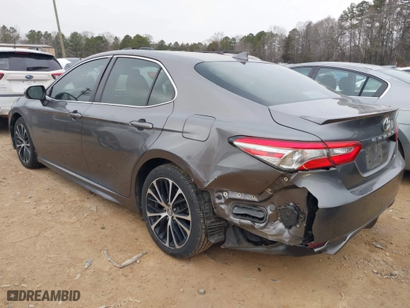 2018 Toyota Camry LE with VIN 4T1B11HK3JU630411, listed as a IAAI auction lot 41423338 with 134,959 mi miles. Bid and sale history available at carsss.com. Image 3.