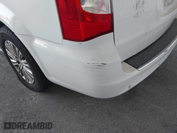 2014 Chrysler Town & Country Touring-L with VIN 2C4RC1CG2ER312444, listed as a IAAI auction lot 42050774 with 124,010 mi miles. Bid and sale history available at carsss.com. Image 17.