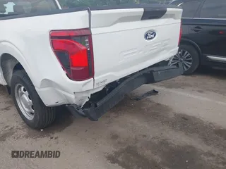 2024 Ford F-150 XL z VIN 1FTMF1KP3RKF57535, wystawiony jako IAAI lot #42477026 z przebiegiem 1 781 mil mil oraz . Historia ofert i sprzedaży dostępna na DreamBid. Obrazek 6.