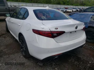 2021 Alfa Romeo Giulia with VIN ZARFANAN4M7644473, listed as a Copart auction lot 43827562 with 21,631 mi miles. Bid and sale history available at carsss.com. Image 3.