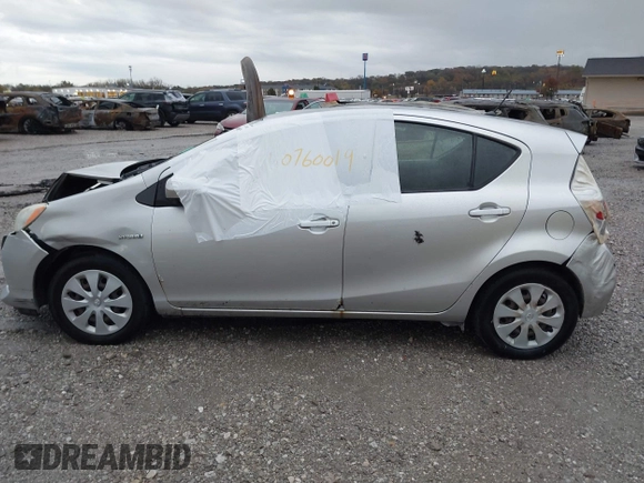 2013 Toyota Prius One z VIN JTDKDTB31D1545100, wystawiony jako IAAI lot #40760019 z przebiegiem 212 999 mil mil oraz . Historia ofert i sprzedaży dostępna na DreamBid. Obrazek 14.