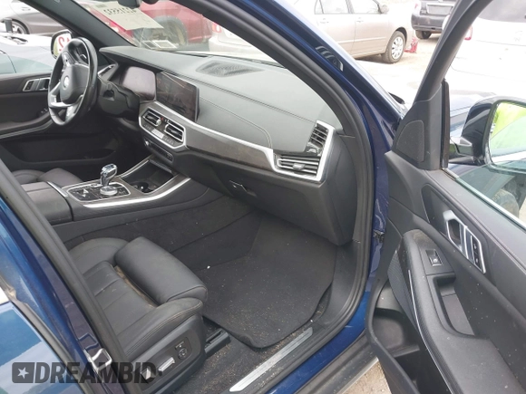 2022 BMW X5 xDrive40i z VIN 5UXCR6C08N9J99866, wystawiony jako IAAI lot #42215532 z przebiegiem 53 484 mil mil oraz . Historia ofert i sprzedaży dostępna na DreamBid. Obrazek 5.