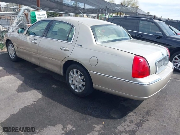 2009 Lincoln Town Car Signature Limited with VIN 2LNHM82V99X632889, listed as a IAAI auction lot 41849548 with 124,169 mi miles. Bid and sale history available at carsss.com. Image 3.