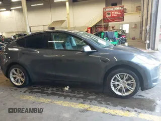 2020 Tesla Model Y Long Range z VIN 5YJYGDEE8LF008945, wystawiony jako IAAI lot #41185905 z przebiegiem 31 916 mil mil oraz . Historia ofert i sprzedaży dostępna na DreamBid. Obrazek 13.