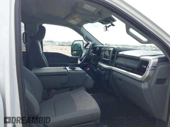 2025 Ford F-250 XL with VIN 1FT7W2BT9SEC54537, listed as a IAAI auction lot 42714592 with 6,334 mi miles and . Bid and sale history available at DreamBid. Image 5.