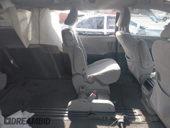 2017 Toyota Sienna LE Auto Access Seat z VIN 5TDKZ3DC5HS799948, wystawiony jako IAAI lot #42241926 z przebiegiem 138 703 mil mil oraz . Historia ofert i sprzedaży dostępna na DreamBid. Obrazek 8.