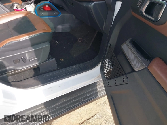 2023 Ford Bronco z VIN 1FMEE5DP2PLB01735, wystawiony jako IAAI lot #42687705 z przebiegiem 40 284 mil mil oraz . Historia ofert i sprzedaży dostępna na DreamBid. Obrazek 5.