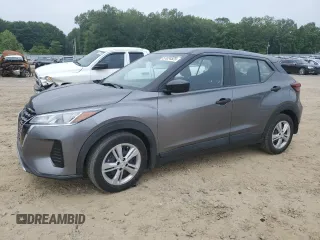 2021 Nissan Kicks S z VIN 3N1CP5BV7ML565422, wystawiony jako Copart lot #57024525 z przebiegiem 46 747 mil mil oraz Szkoda całkowita • Salvage title. Historia ofert i sprzedaży dostępna na DreamBid. Obrazek 1.