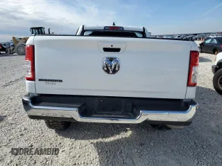 2022 Ram 1500 Big Horn z VIN 1C6RREBG8NN273970, wystawiony jako Copart lot #88903735 z przebiegiem Nie podano mil oraz Czysty tytuł • Clean title. Historia ofert i sprzedaży dostępna na DreamBid. Obrazek 6.