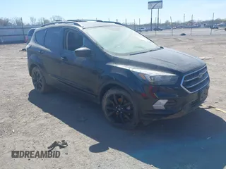 2018 Ford Escape SE z VIN 1FMCU9GDXJUA97275, wystawiony jako IAAI lot #41866147 z przebiegiem Nie podano mil oraz . Historia ofert i sprzedaży dostępna na DreamBid. Obrazek 1.