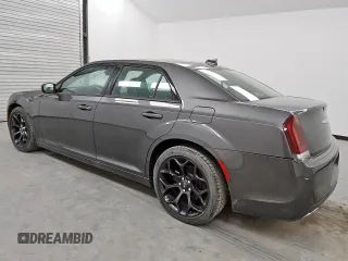 2020 Chrysler 300 S z VIN 2C3CCABG8LH131377, wystawiony jako Copart lot #56373215 z przebiegiem 3 584 mil mil oraz Czysty tytuł • Clean title. Historia ofert i sprzedaży dostępna na DreamBid. Obrazek 2.