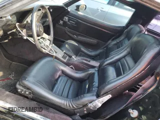 1981 Chevrolet Corvette z VIN 1G1AY8763BS401984, wystawiony jako Copart lot #58464195 z przebiegiem 33 180 mil mil oraz Tytuł czysty. Historia ofert i sprzedaży dostępna na DreamBid. Obrazek 7.