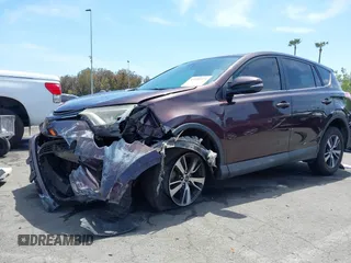 2018 Toyota RAV4 XLE z VIN 2T3WFREV2JW468231, wystawiony jako IAAI lot #42288978 z przebiegiem 109 779 mil mil oraz . Historia ofert i sprzedaży dostępna na DreamBid. Obrazek 2.