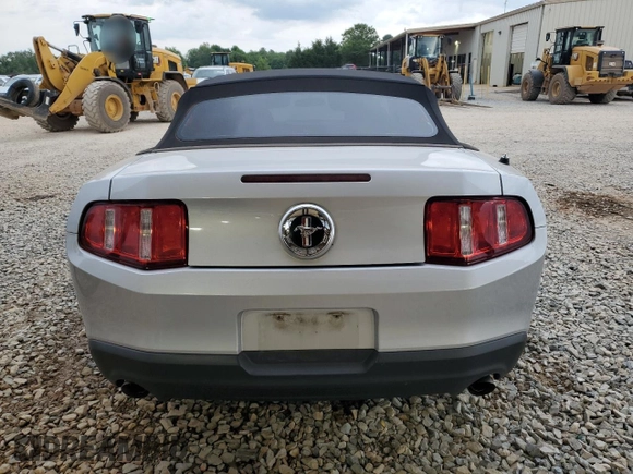 2012 Ford Mustang V6 z VIN 1ZVBP8EM4C5265359, wystawiony jako Copart lot #57124815 z przebiegiem 169 977 mil mil oraz Szkoda całkowita • Salvage title. Historia ofert i sprzedaży dostępna na DreamBid. Obrazek 6.