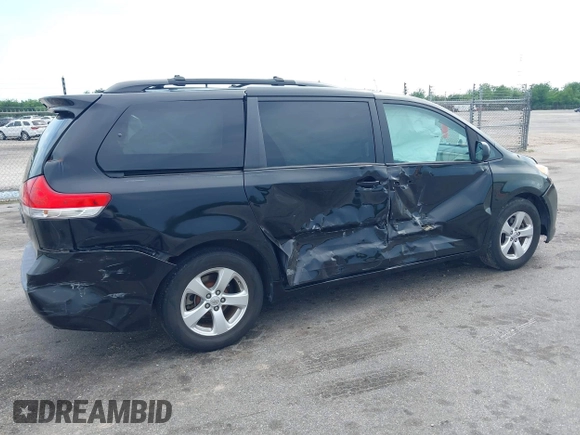 2014 Toyota Sienna LE AAS z VIN 5TDKK3DC1ES506563, wystawiony jako IAAI lot #42108481 z przebiegiem 173 831 mil mil oraz . Historia ofert i sprzedaży dostępna na DreamBid. Obrazek 6.