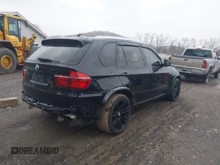 2013 BMW X5 xDrive50i z VIN 5UXZV8C55D0C15881, wystawiony jako IAAI lot #41695992 z przebiegiem 173 391 mil mil oraz . Historia ofert i sprzedaży dostępna na DreamBid. Obrazek 4.