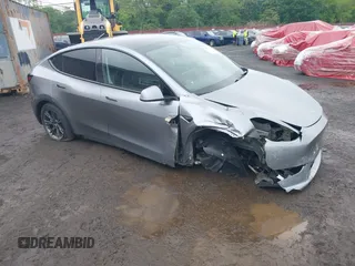 2024 Tesla Model Y Long Range z VIN 7SAYGDEE7RA300756, wystawiony jako IAAI lot #41922910 z przebiegiem 4 262 mil mil oraz . Historia ofert i sprzedaży dostępna na DreamBid. Obrazek 1.